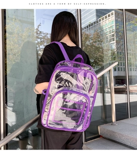 Detalle del borde púrpura y bolsillos de malla negra en una mochila de PVC transparente