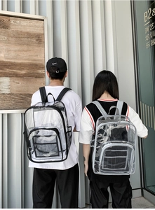 Vista detallada de mochilas de PVC transparente con correas acolchadas en modelos masculino y femenino