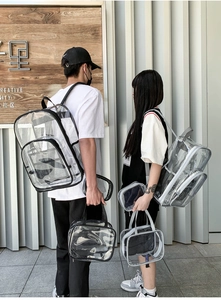 Detalle de la mochila de PVC transparente impermeable con costuras reforzadas y acabados