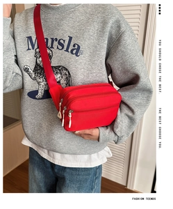 Detail der roten Kinder-Gürteltasche aus Nylon mit drei Reißverschlussfächern am Modell