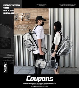 Detalle de mochila transparente de PVC con ribete negro mostrando su gran capacidad