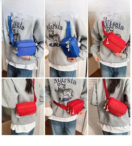 Details von blauen und roten Kinder-Gürteltaschen mit Reißverschlussfächern an Models