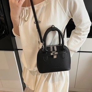 Klassische schwarze Henkeltasche aus Leder mit Litschimuster und Silberbeschlägen