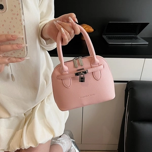 Rosafarbene Damen-Handtasche in Muschelform mit Litchi-Narbung und H-Schloss-Detail
