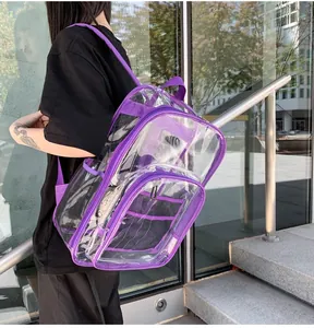 Detalle de mochila de PVC transparente morada con correas de tela y bolsillo de malla