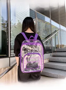 Foto en exterior de una mochila de PVC transparente morada con bolsillo frontal de malla