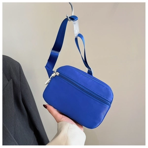 Detail der wasserdichten Nylon-Gürteltasche mit Metallreißverschluss und Plastikschnalle