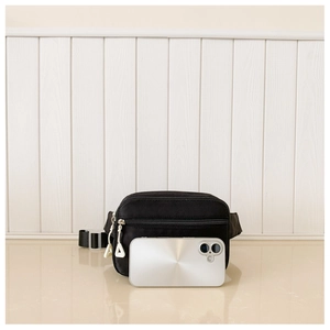 Schwarze Nylon-Gürteltasche für Kinder mit Smartphone zum Vergleich der Größe und Kapazität