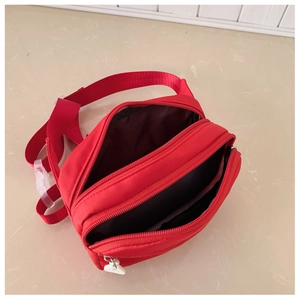 Rote Nylon-Gürteltasche für Kinder mit zwei Reißverschlussfächern und weißer Schnalle