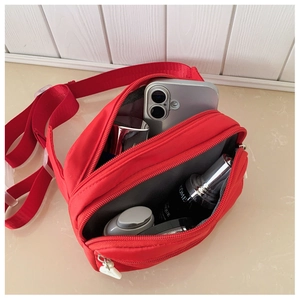 Detailansicht der roten Nylon-Gürteltasche mit Doppel-Reißverschluss und Innenfächern