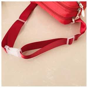 Detail der roten Nylon-Gürteltasche mit weißer Kunststoffschnalle und Tragegurt