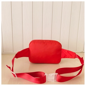 Detail der roten Nylon-Gürteltasche mit verstellbarem Gurt und weißer Kunststoffschnalle