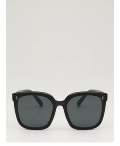 Vue de face de lunettes de soleil carrées noires avec accents métalliques verticaux argentés