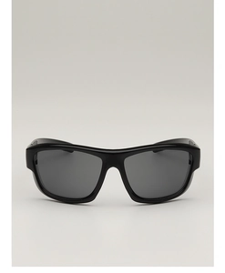 Détail de lunettes de soleil de sport noir brillant avec verres gris foncé