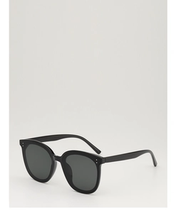 Vue détaillée des lunettes de soleil carrées noires avec rivets argentés latéraux