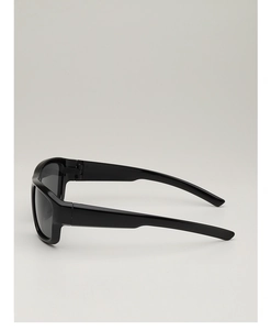 Vue latérale de lunettes de soleil sport pour enfants noires avec verres gris et monture résine