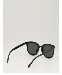 Vue détaillée des lunettes de soleil classiques à monture noire et verres gris foncé
