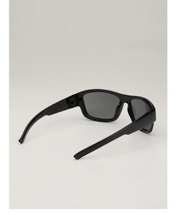 Vue détaillée de la monture noire et des verres foncés des lunettes de soleil sport enfant