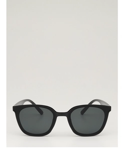 Vue de face de lunettes de soleil carrées noires classiques avec verres gris foncé