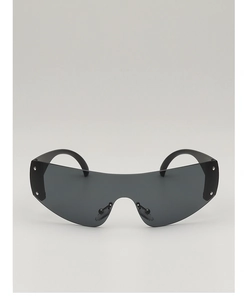 Détail de lunettes de soleil Y2K sans monture avec rivets et verres gris