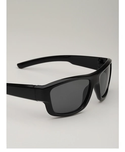 Détail de lunettes de soleil sport pour enfants noires avec branches larges et verres gris