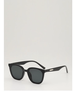 Vue détaillée des lunettes de soleil rétro noires avec détails en métal argenté
