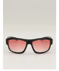 Vue frontale de lunettes de soleil sport pour enfants avec monture noire et verres dégradés