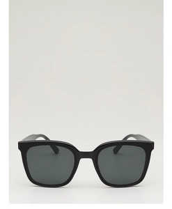Vue de face de lunettes de soleil carrées noires classiques avec des verres gris foncé