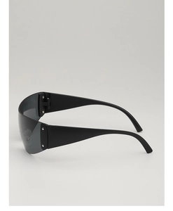 Vue latérale de lunettes de soleil de sport Y2K pour enfants avec rivets argentés