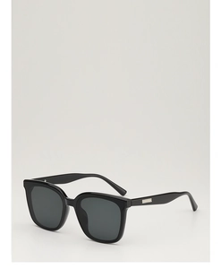 Gros plan de lunettes de soleil carrées noires avec détails métalliques élégants