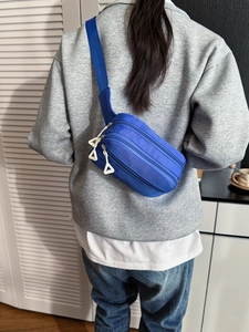 Dunkelblaue wasserdichte Nylon-Brusttasche für Kinder mit drei Fächern und weißen Zippern
