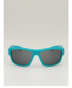 Détail de la monture bleu sarcelle des lunettes de soleil de sport avec verres foncés pour enfants