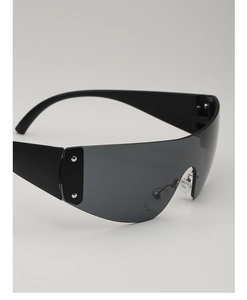 Gros plan des lunettes de soleil Y2K avec rivets argentés et monture noire