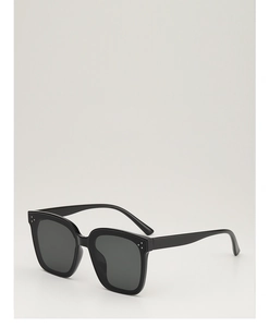 Détail de lunettes de soleil carrées noires avec des accents de rivets argentés élégants
