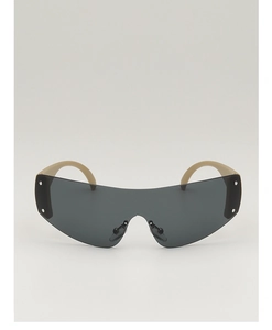 Détail de lunettes de soleil sport Y2K pour enfants avec rivets et branches larges
