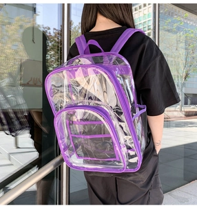 Detalle de la mochila de PVC púrpura transparente con bolsillos de malla y correas