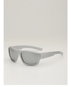 Détail de la monture argentée de lunettes de soleil sport et verres miroir