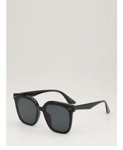 Détail de lunettes de soleil noires carrées avec rivets et verres anti-UV