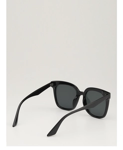 Vue latérale macro de lunettes de soleil carrées noires épaisses avec verres gris