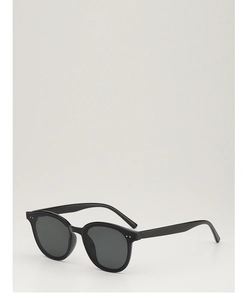 Détail de lunettes de soleil noires brillantes surdimensionnées avec points en métal