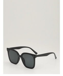 Vue détaillée de lunettes de soleil carrées noires avec décorations à trois points argentés