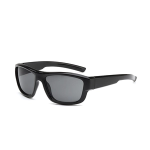 Lunettes de soleil de sport noires pour enfants avec protection UV et monture rectangulaire