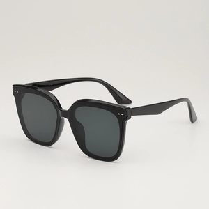 Lunettes de soleil carrées noires classiques avec rivets argentés et verres gris foncé vue de 45°