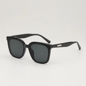 Lunettes de soleil carrées noires surdimensionnées avec détails en métal argenté