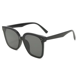 Lunettes de soleil rétro noires avec rivets dorés et verres gris foncé UV
