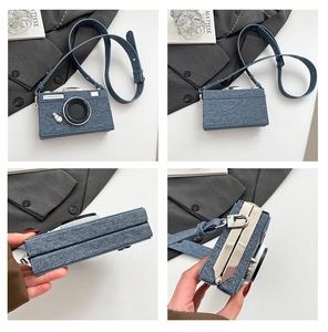 Détails du sac caméra en denim bleu montrant les accents métalliques et la bandoulière