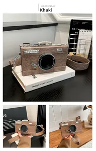 Détails de ce sac appareil photo kaki avec cadrans métalliques et texte imprimé