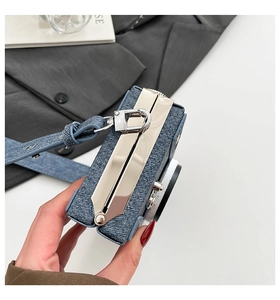 Vue de dessus du sac bandoulière en denim bleu en forme d'appareil photo rétro chic