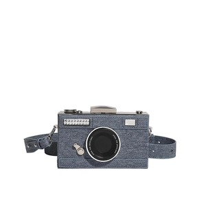 Sac bandoulière créatif en forme d'appareil photo en denim bleu avec détails argentés