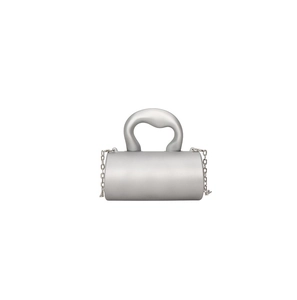 Détail d'un mini sac à main cylindrique argenté avec poignée épaisse et chaîne fine